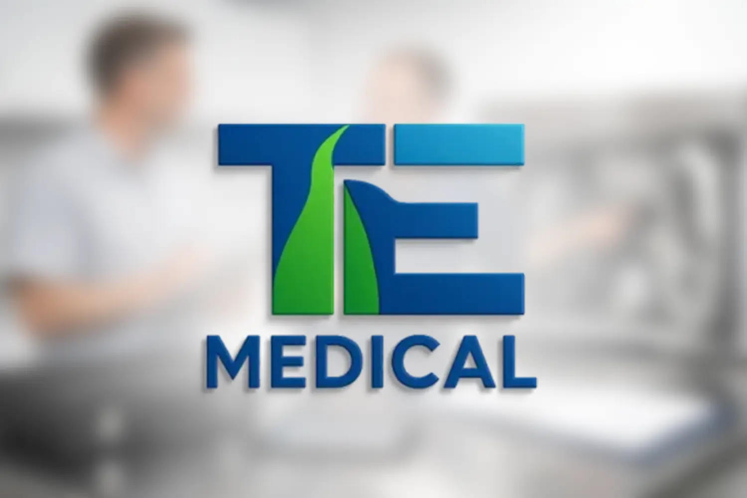 TE Medical Logo vor unscharfem Praxis Hintergrund als Hinweis auf technischen Vor Ort Service und Abstimmung.